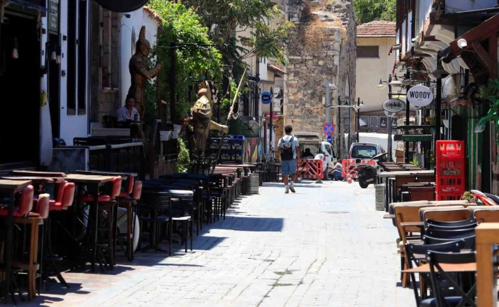 Hava kararınca nüfusunun 100 katını ağırlıyor 