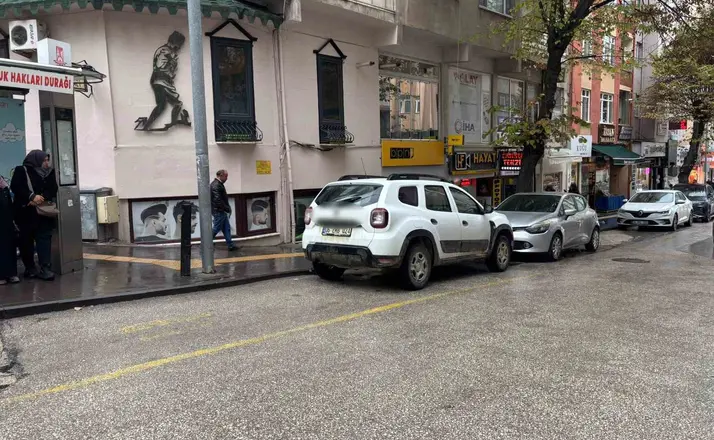 Hem ters şeritten geldi hem de minibüs durağına park etti
