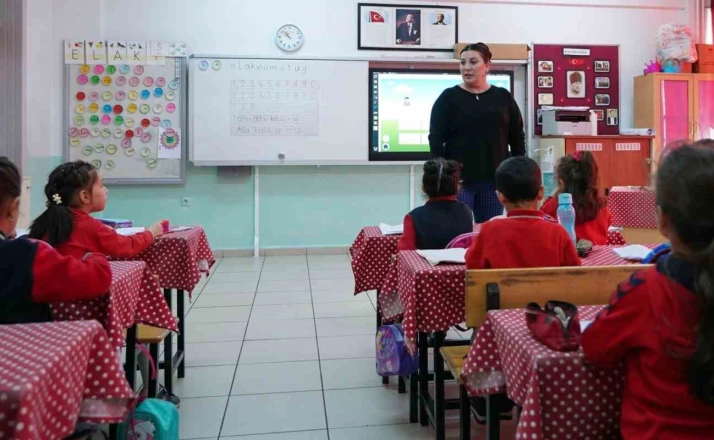 Her ikisi de sözleşmeli öğretmen olan eşlerin aile birliğine bağlı iller arası yer değiştirme duyurusu yayımlandı 
