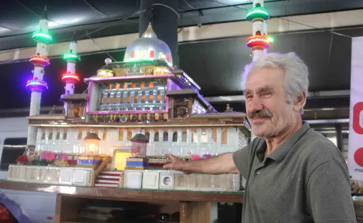 Hobi amacıyla başladı, 400 kiloluk cami maketi yaptı
