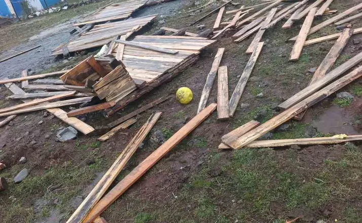 Hortum Tekman’da çatıları uçurdu
