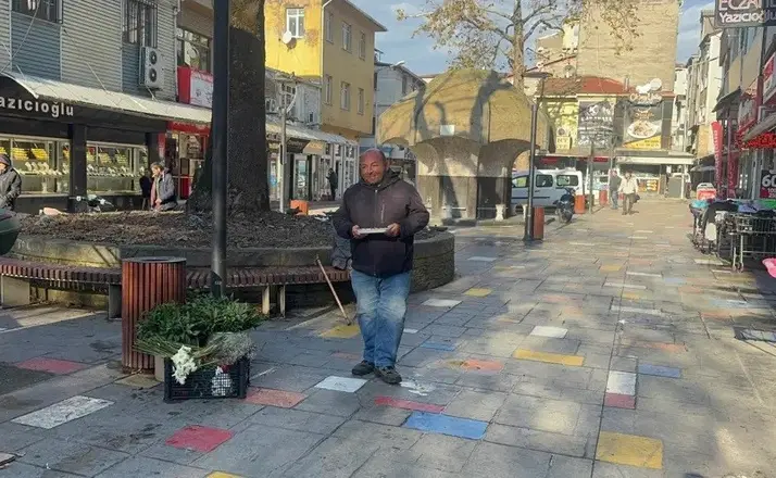 İlçe meydanında ayakkabı boyacılığı yapıyordu, merhametiyle ödül aldı
