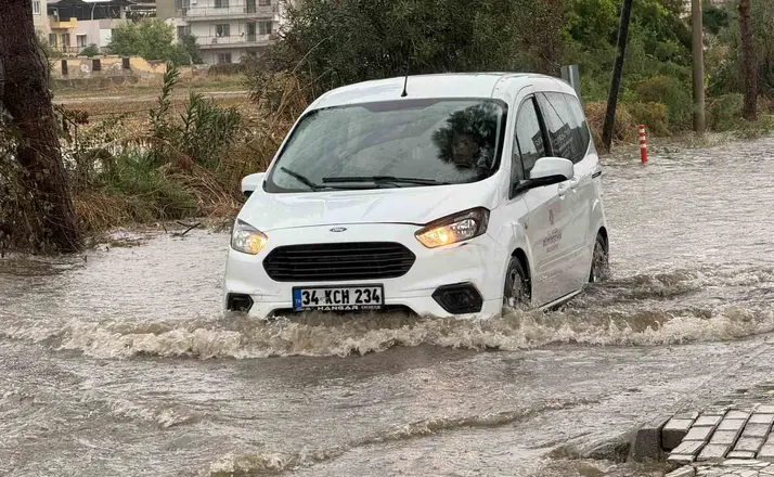 İncirliova’da yağış etkili oldu, yollar göle döndü
