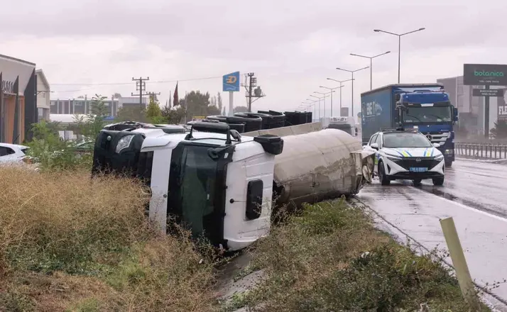 İnegöl’de tuz yüklü tır devrildi

