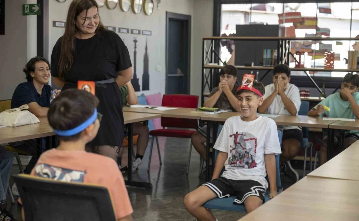 İngilizceyi oyunlarla öğreniyorlar: ‘Hello Mersin’ yaz programı sürüyor 