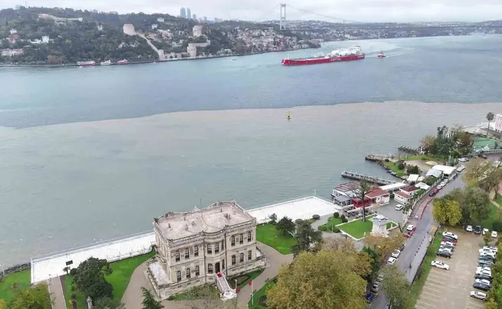 İstanbul Boğazı çamurla kaplandı
