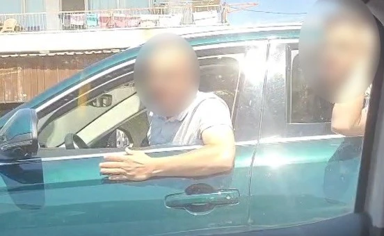İzmir’de trafikteki tartışma taşlı saldırıya dönüştü 