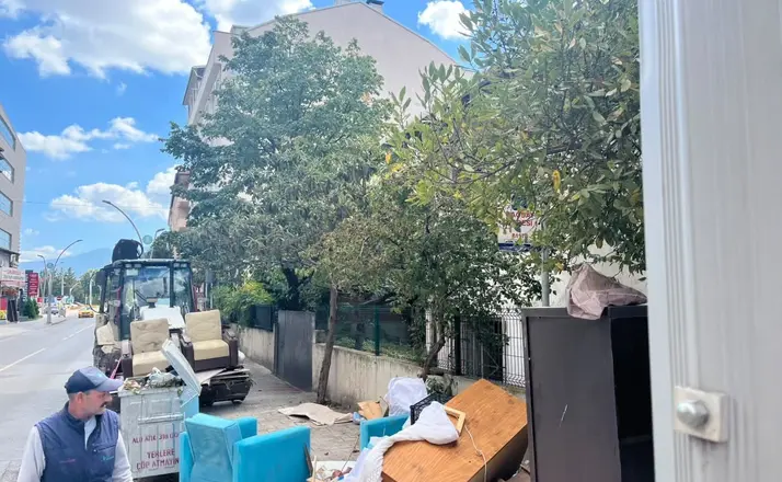 İzmit’te kaldırımdaki çöp yığını temizlendi
