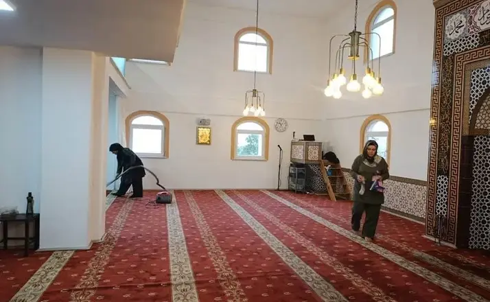 Kadınlardan imece usulü cami temizliği
