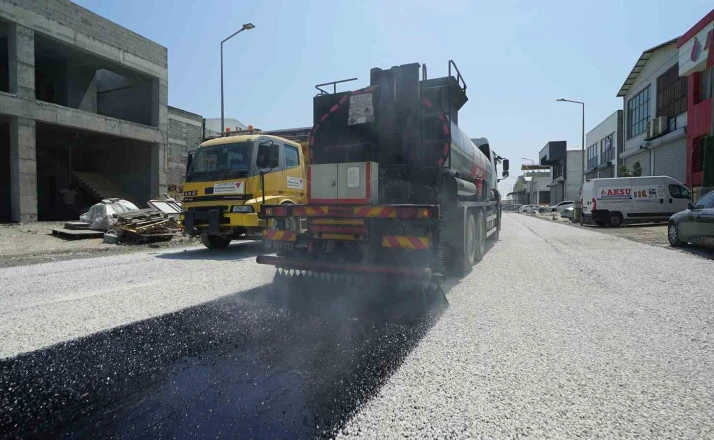 Kahramanmaraş Büyükşehir Belediyesi’nden Yeni Sanayi Sitesi’nde asfalt mesaisi 