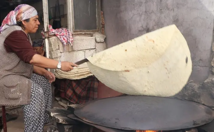 Kahramanmaraş’ta kadınların imece usulü yufka ekmek mesaisi
