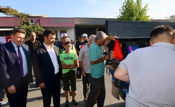 Kahta’da trafik güvenliği için çiftçilere reflektör dağıtıldı
