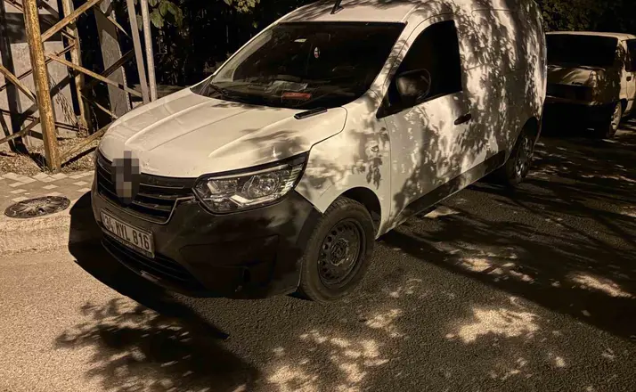 Kamyonet çift taraflı park edilen yolda bir araca çarpıp, bir otomobilin de aynasını kırdı
