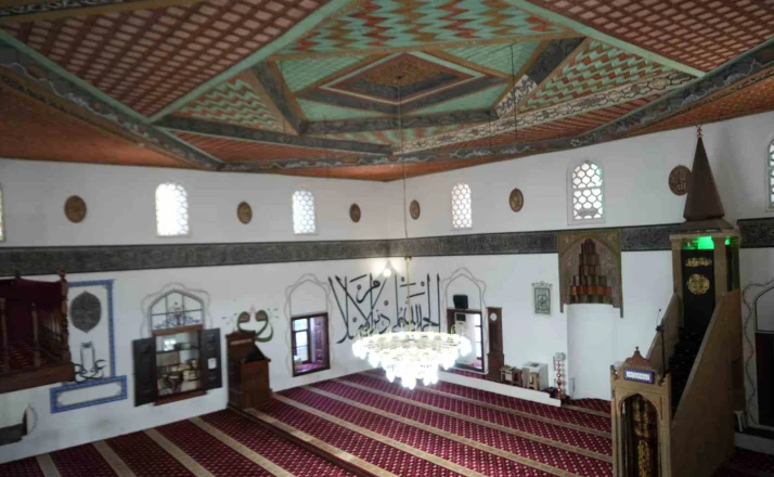 Kanuni Sultan Süleyman’ın damadı ve veziri olan Rüstem Paşa’nın adına yaptırdığı cami, 510 yıldır muhteşem yapısıyla göz kamaştırıyor 