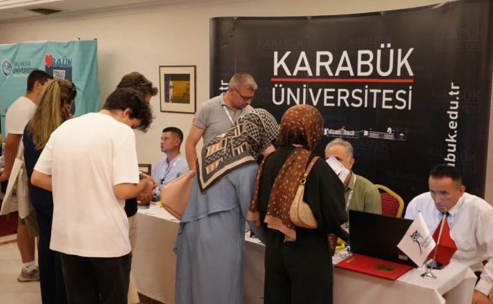 Karabük Üniversitesi tercih günlerinde İzmir’de adaylarla buluştu 