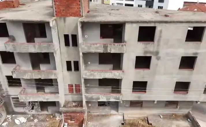 Karacabey’de 30 yıldır tamamlanmayı bekleyen bina mahalleliyi tedirgin ediyor
