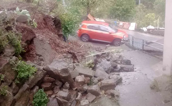 Karadeniz Ereğli’de aşırı yağış duvarı çökertti
