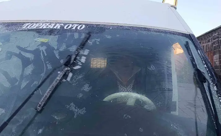 Kars eksi 6’yı gördü, araçların camları buz tuttu
