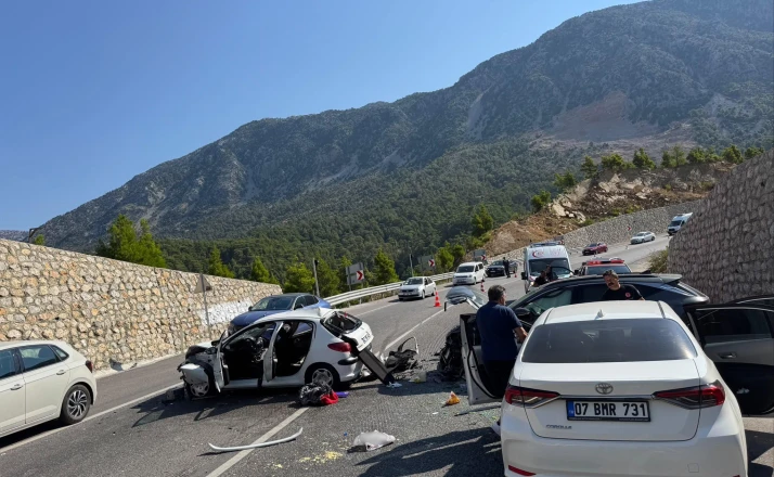 Karşı şeride geçip 3 araca çarptı: 4 yaralı