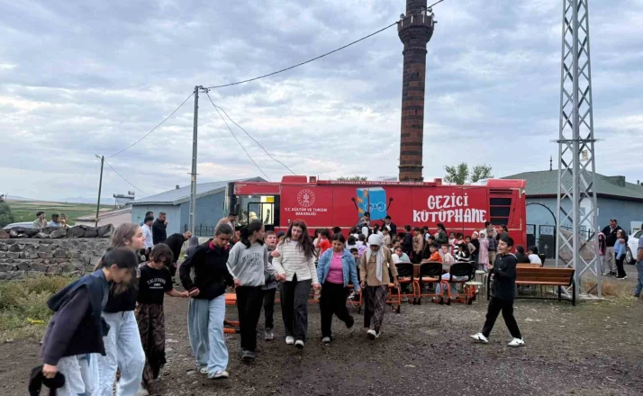 Kars’ta Gezici Kütüphane Demirkent Köyü’ndeki öğrencilere unutulmaz bir gün yaşattı 
