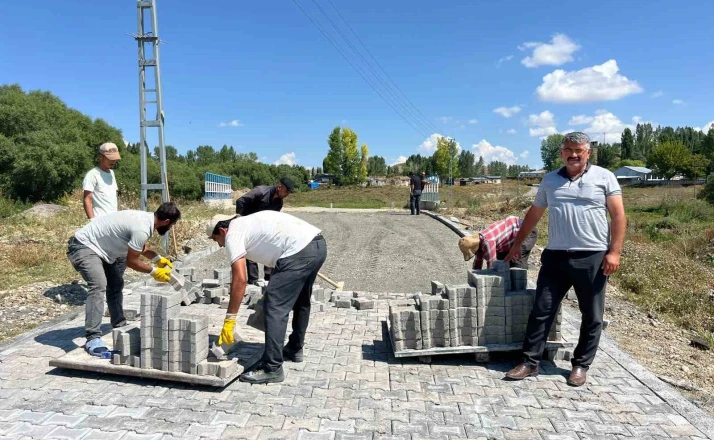 Kars’ta Üçpınar Köyü’nde yollar parke taşlarıyla yenileniyor 