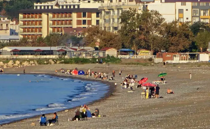 Kastamonu’da vatandaşlar yazdan kalma günün tadını sahilde çıkardı
