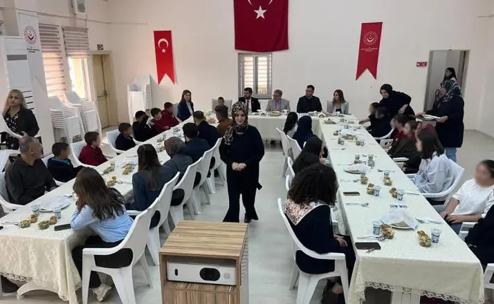 Kaymakam Helvacı, çocuklarla aynı sofrada buluştu
