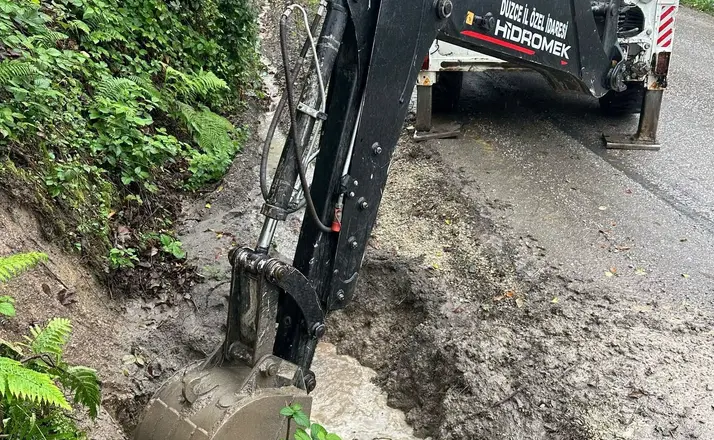 Kaynaşlı’da yağış sonrası menfezler temizlendi
