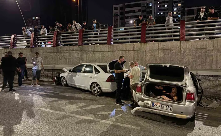 Kayseri’de 3 otomobilin karıştığı kazada 2 sürücü yaralandı
