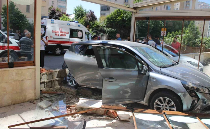 Kaza yapan otomobil fırına girdi 