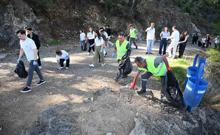 Kemer’de çevre temizliği etkinliği
