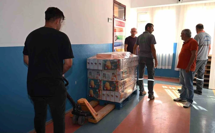 Kemer’de kırtasiye malzemelerinin dağıtımı devam ediyor 