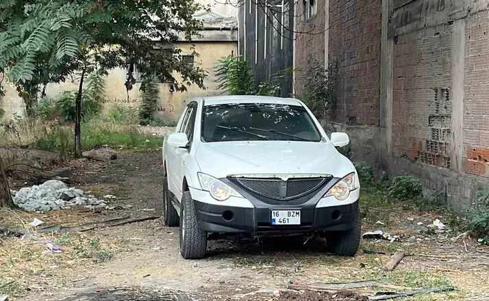 Kendini otomobile kilitleyen kadın ekiplere zor anlar yaşattı
