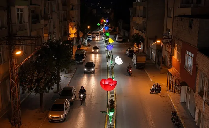 Kilis’te Dereboyu Caddesi yeni aydınlatmalarıyla ışıl ışıl oldu
