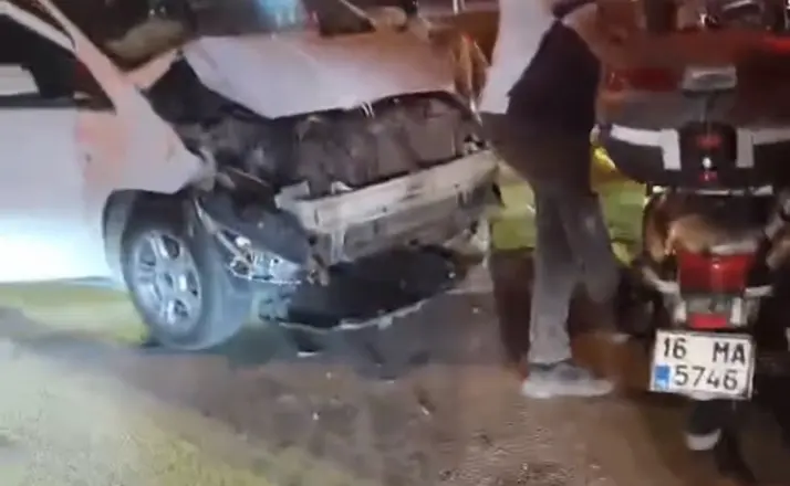 Kırmızı ışıkta geçen motosiklete otomobil çarptı: 1 ölü, 1 yaralı
