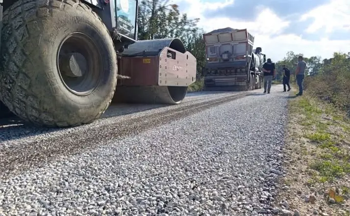 Kış öncesi köy yollarında yoğun çalışma
