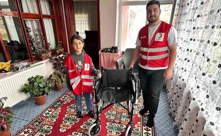 Kızılay’dan ihtiyaç sahibi vatandaşa tekerlekli sandalye desteği
