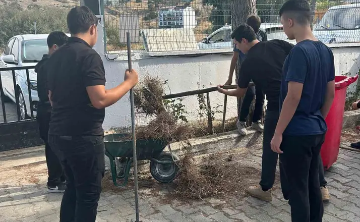 Koçarlı’da öğrenciler okul bahçesini temizleyerek çevre duyarlılığına dikkat çekti
