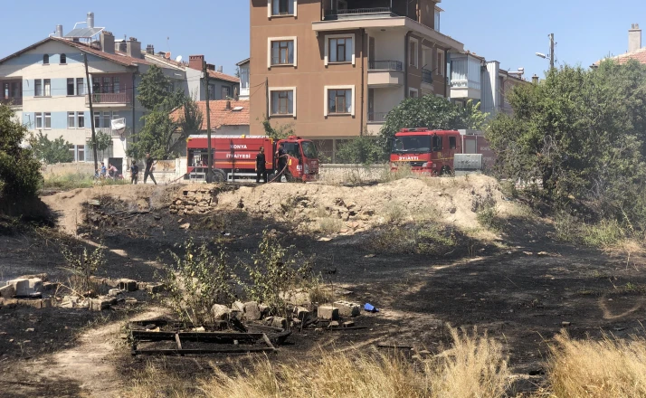 Konya'da evlerin bitişiğinde yangın paniği