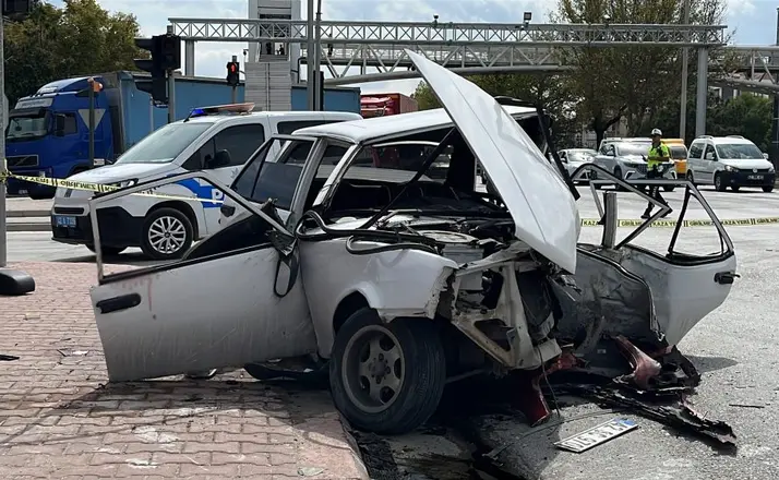 Konya’da iki otomobil kavşakta çarpıştı! 4 kişi yaralandı