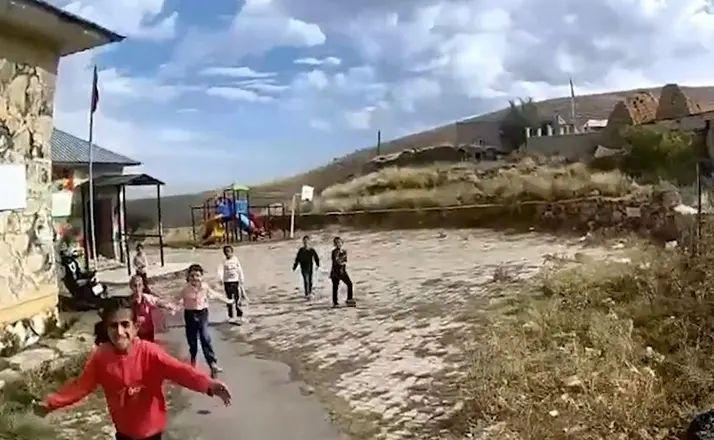 Koşarak geldiler, sımsıkı sarıldılar: Jandarmaya sevgi çemberi

