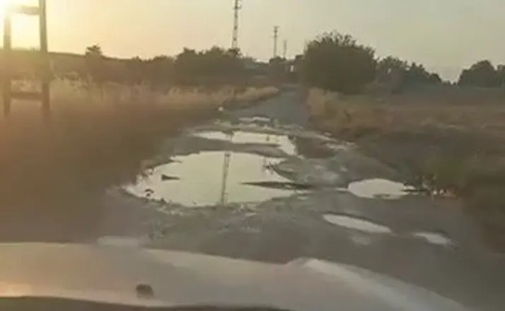 Köy yolundaki çökme ve çukurlar sürücülere zor anlar yaşatıyor
