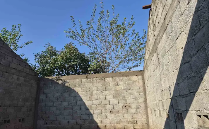Kozan’da fırtına evin ve ahırın çatısını uçurdu

