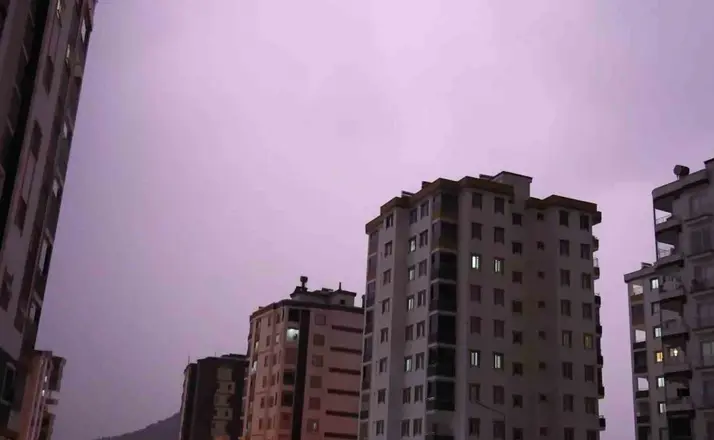 Kozan’da şimşekler geceyi aydınlattı
