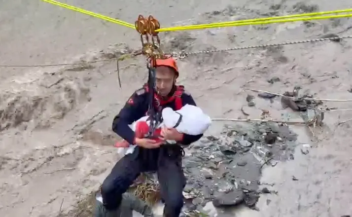Kurtarma operasyonunda ninni söyleyerek bebeği uyutan AFAD personeli o anları anlattı
