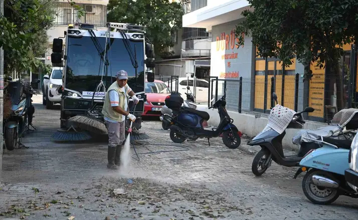 Kuşadası Belediyesi temizlik ekipleri çalışmalarını sürdürüyor
