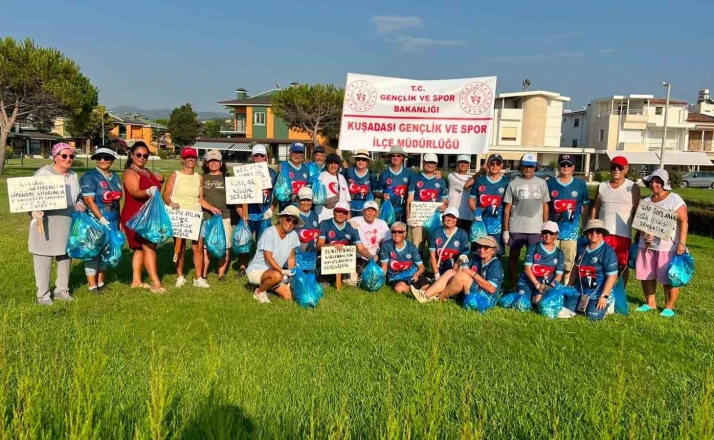 Kuşadası’nda sabah sporu sonrası çevre temizliği 