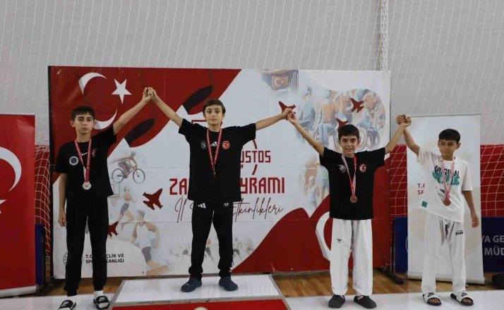 Kütahya’da 30 Ağustos Yıldızlar Taekwondo Zafer Kupası’nda ödül heyecanı 