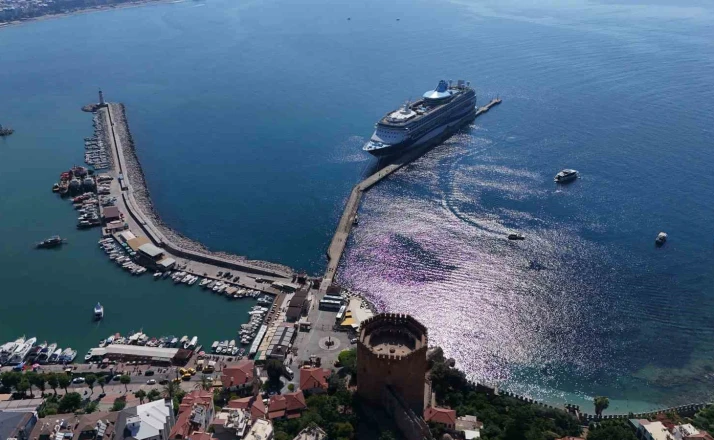 Lüks kruvaziyer bin 807 turist ile Alanya iskelesine demir attı 