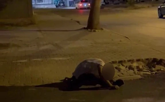 Madde bağımlısı olduğu iddia edilen şahıs sokak ortasında yığılıp kaldı 